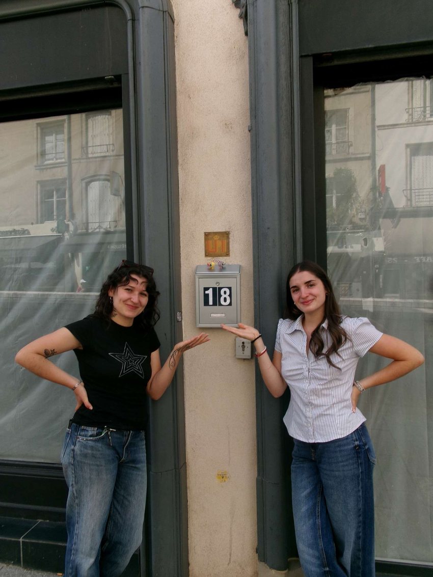 Lisa et Marie, les deux sœurs fondatrices de Lileimon's Coffee, devant le 18 rue Raugraff à Nancy