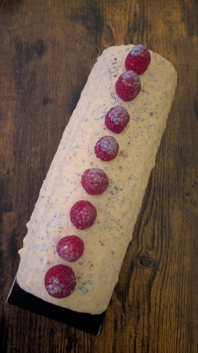 Bûche roulée décorée de framboises