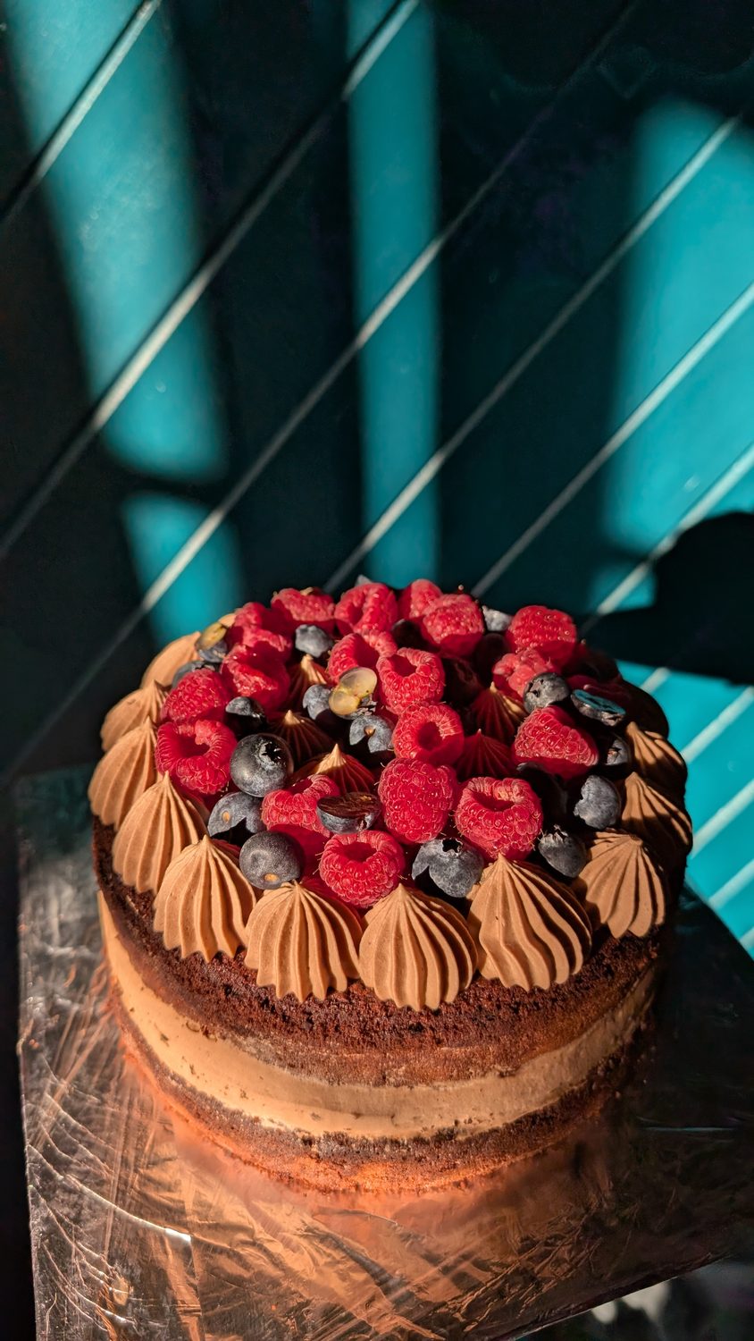 Layer cake au chocolat garni de fruits rouges