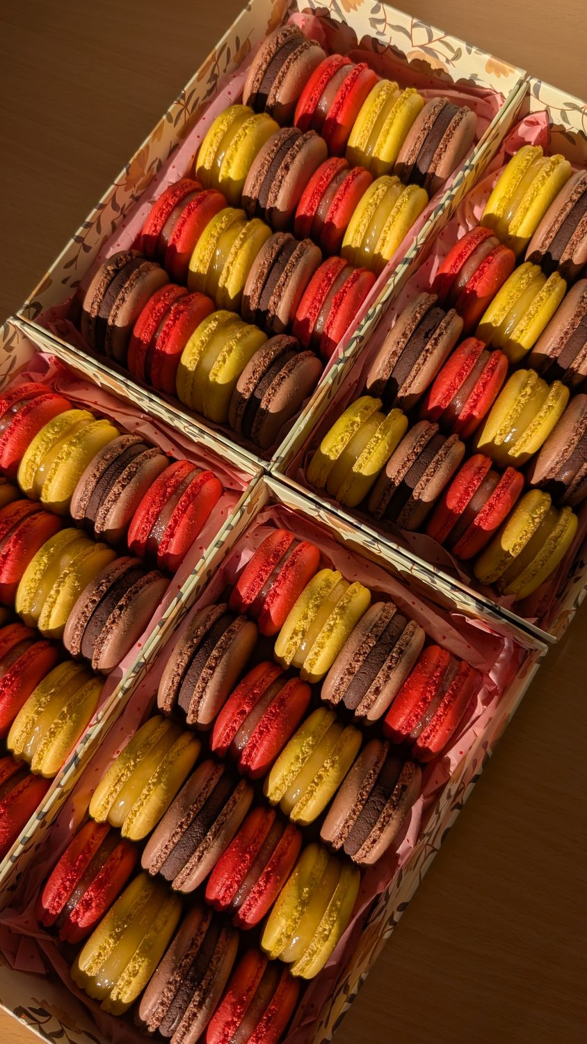 Grand assortiment de macarons colorés pour un événement